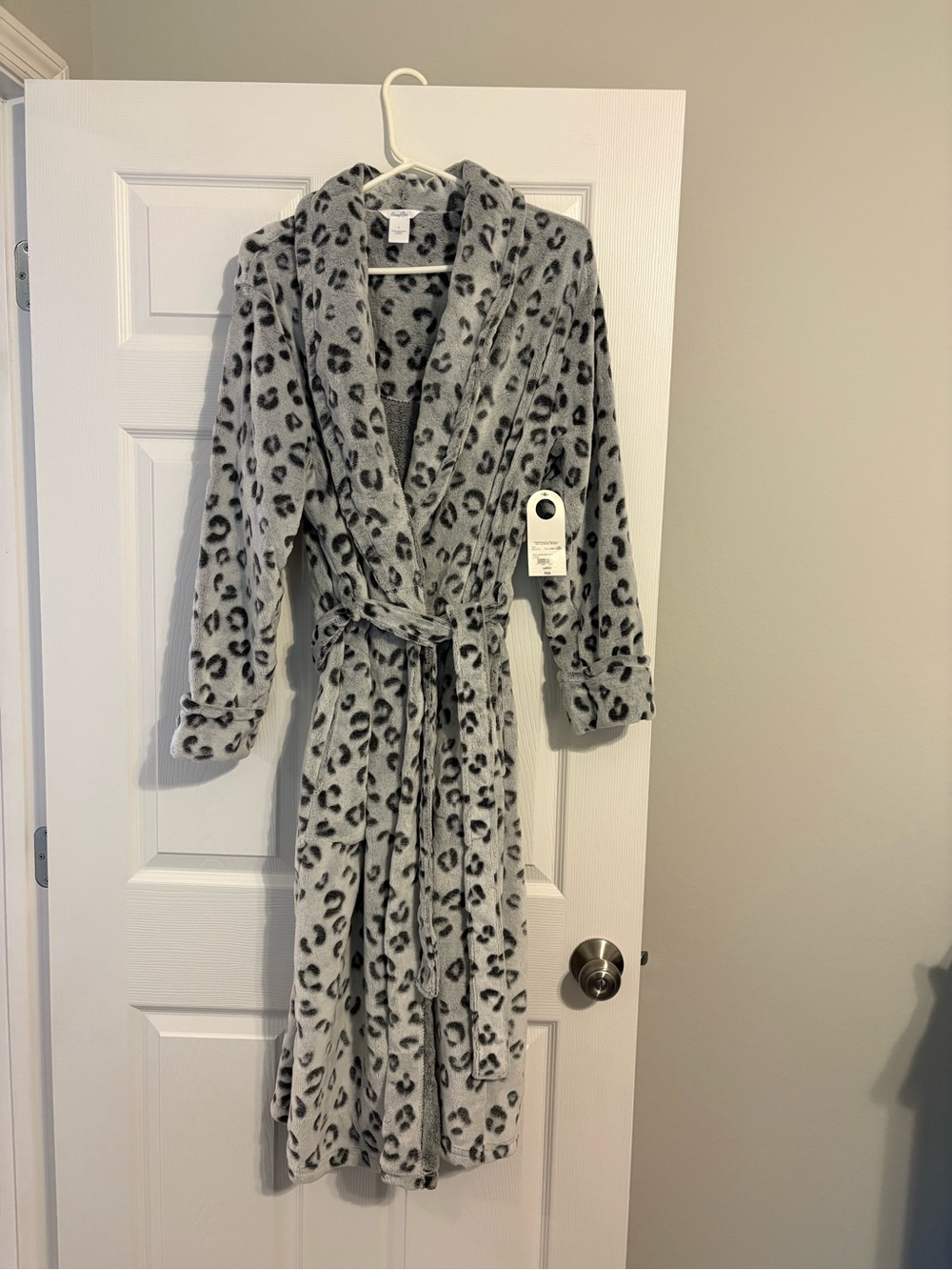 Sleep Chic Cozy Grey Leopard Plush Robe - Women's